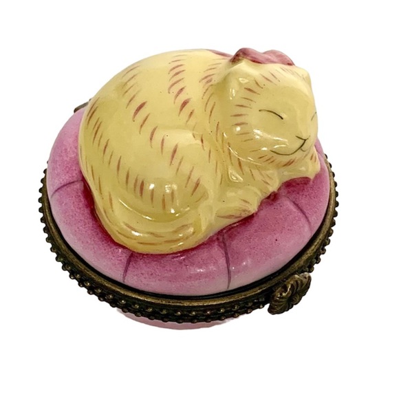 VINTAGE PORCELAIN SLEEPING CAT ON PILLOW HINGED TRINKET BOX - Picture 6 of 10